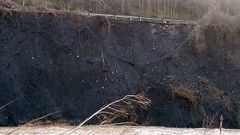 Talud por el que discurre la AS-117 sobre el Nal�n entre Blimea y Sotrondio