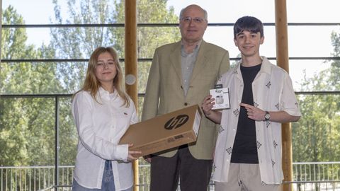 Manuel Aren, secretario xeral de la Corporacin Voz, entreg el premio de Mejor Periodista Juvenil en la categora ESO (entrevista) a Cristina Fernndez, del CPR Mara Inmaculada (Vern)y a Marcos Peiteado (IES A Cachada, Boiro),