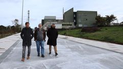 El alcalde (derecha) visit� la parcela en enero