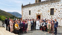 Los novios, los invitados, el p�rroco y el grupo de gaitas Tafornelos, de As Somozas, junto al santuario tras la ceremonia