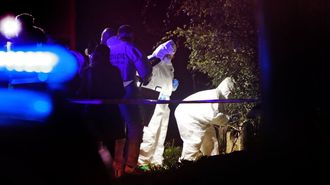 Especialista de la Guardia Civil inspeccionando la maleza donde apareci&oacute; el cad&aacute;ver de Judith.