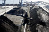 En la fotograf�a, vista parcial de la apiladora de carb�n de la terminal de Endesa en Caneli�as.