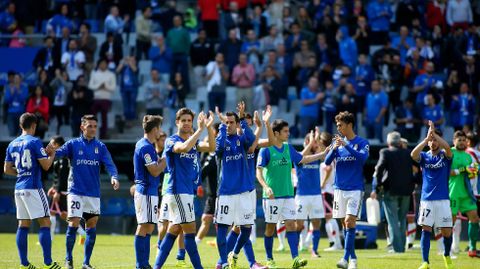 Los jugadores del Oviedo saludan a la aficin