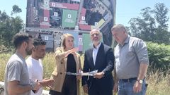 Loli Casti�eira y David Regades con personal del Concello de Salceda