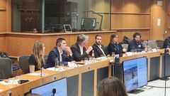 Luis Arosa, segundo por la izquierda, este lunes en Bruselas