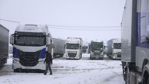 Camiones&nbsp;que circulaban hacia Galicia, retenidos en &aacute;reas de&nbsp;servicio de Monbuey y Quintanilla.