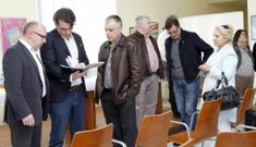 El presidente provincial con representantes de distintos partidos y empresarios en Zas. 