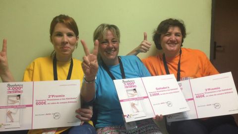 Las tres ganadoras posan con los premios otorgados por Ode�n.