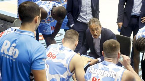 Luis Casimiro, que cumple 800 partidos en la ACB, da �rdenes en un tiempo muerto.