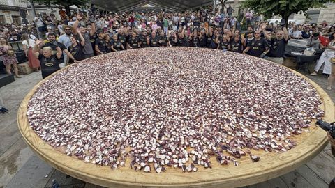 O Carballiño bate el récord de la tapa de pulpo más grande del mundo