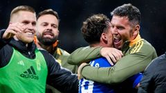 Diego Cervero se abraza a Fede Vias durante el Oviedo-Racing de Ferrol, con Alemao y David Bonilla al lado