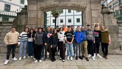 Una representacin de los alumnos de 4 de la ESO que ejercern de embajadores jnior con los cinco profesores que les acompaan en esta aventura