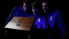 Michu, Jon Erice y David Fern�ndez en el spot de la campa�a de Navidad del Real Oviedo