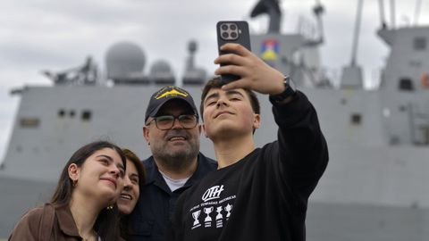 Una familia se despide ante la F-101 antes de su partida.