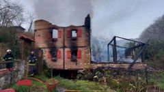 Bomberos de Asturias apagan el incendio en una vivienda de Pilo�a
