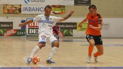 Isma intenta contener a Adri en el partido de A Malata