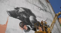Pixel Pancho, ayer al mediod�a, trabajando en uno de los cerdos de su mural de la calle Gran V�a. 