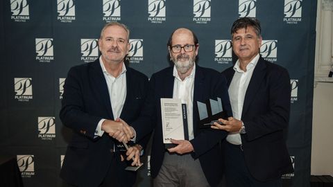 Emilio Criado, director general de Blendio, (en el centro) recogió el galardón