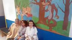 Mavi Casta&ntilde;eiras, a la derecha de la imagen, es la directora del centro y asegura estar orgullosa de su equipo profesional