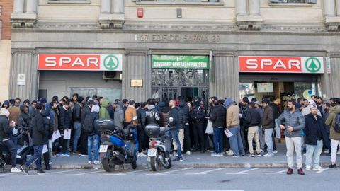 El proceso de regularizaci&oacute;n de inmigrantes aprobado por el Gobierno provoc&oacute; largas colas en el consulado de Pakist&aacute;n en Barcelona,&nbsp;en una imagen de enero