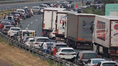 Autovía cortada por las llamas el 14 de agosto por un incendio en la zona de A Gudiña (Ourense),