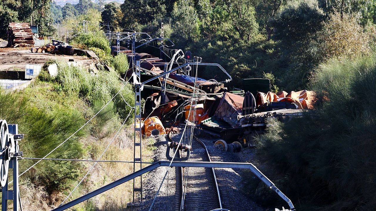 El Gobierno atribuye el descarrilamiento del tren en As Neves a un desprendimiento de tierras
