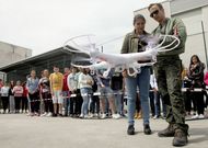 Un experto en aeron�utica ha sido el encargado de ense�ar a los j�venes como pilotar el dron. 