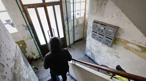Vista del interior del portal apuntalado, en el n�mero 12 de la calle Mugardos.