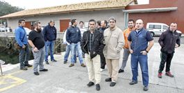 Marineros afectados por el cierre de los trasmallos volvieron a concentrarse ayer en el entorno de la lonja de Campelo, en Poio. 
