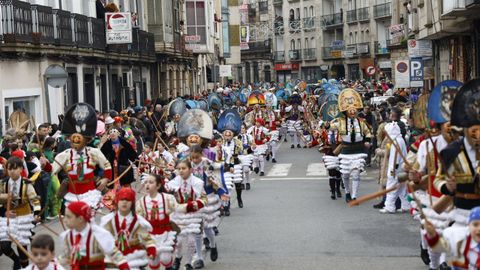 Cientos de cigarr�ns en el desfile del entroido 2026 en Ver�n.