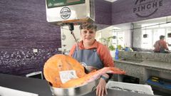 Mar�a del Carmen R�os, de la pescader�a Pinche, con el rape albino