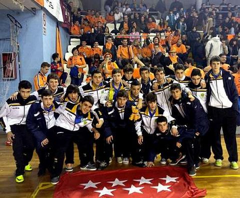 Un conjunto de los madrile�os posa en Lugo con la afici�n burelista.