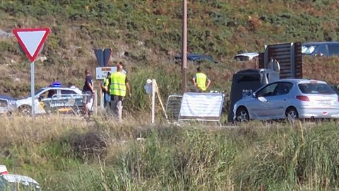 Una valla instalada en el acceso al vial que desciende hacia el Faro Pequeno durante la tarde del eclipse.