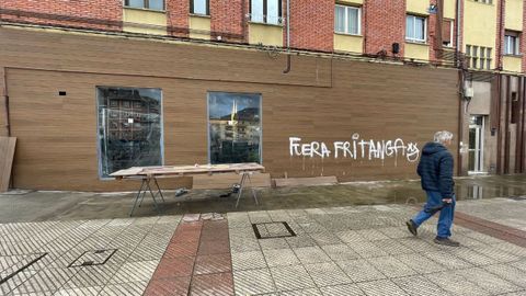 Algunas de las pintadas que han aparecido en la futura fachada de Burger King en Oviedo.
