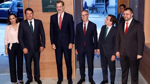 Carolina Compostizo, Fernando Masaveu, Felipe VI, José Guirao, José Luis Martínez-Almeida y Adrián Barbón en la inauguración de la sede de la Fundación Masaveu en Madrid