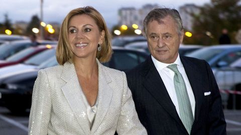 La Secretaria General del PP, Mara Dolores de Cospedal, junto a su pareja