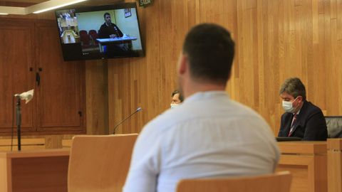 De espaldas, Jos� Manuel Pulleiro; en la televisi�n, interviniendo desde la c�rcel, Jos� Manuel Garc�a Ad�n, dos de los principales acusados de la Operaci�n Carioca, en el juicio celebrado este lunes en la Audiencia Provincial de Lugo.