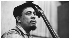 Mingus (Nogales, Arizona, 1922-Cuernavaca, M�xico, 1979), contrabajista, compositor, director de big band y pianista de jazz.