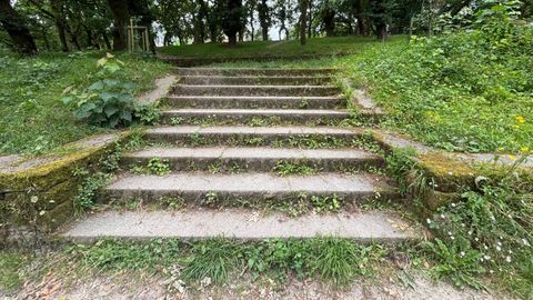 Imagen de una de las escaleras el c�ntrico parque cuyo estado cuestiona el PSOE.
