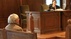 El acusado, sentando este jueves en el banquillo de la Audiencia de Pontevedra.