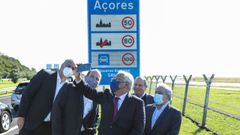 Ant�nio Costa (en el centro) y otros l�deres socialistas posan para una selfi grupal en el aeropuerto de Ponta Delgada de Azores.