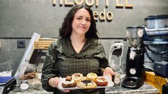 La cafeter�a ovetense Alcoffe acaba de incorporar a su carta el nuevo dulce viral. Laura Teijeiro posa para la fotograf�a con algunas crumbl cookie
