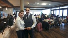 Ana Planas y Luis Pernas, propietarios del establecimiento, con los comensales que recibieron ayer