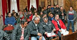 Los feriantes llenaron el sal�n de plenos de Padr�n para ver la apertura de las ofertas econ�micas.