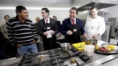 Donato y el alcalde Carlos Negreira, en la Escola �lvaro Cunqueiro de la Asociaci�n de Hosteleros