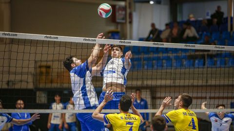 Wiernes se la pone a Barro para que remate en una acción del partido disputado en A Cachada.