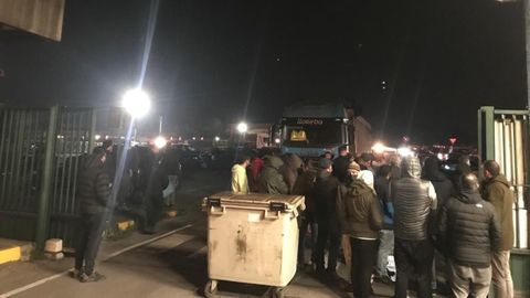 Concentraci�n de trabajadores a la entrada de la planta gijonesa de ArcelorMittal durante el paro de 24 horas convocado por CCOO y CSI en las factor�as de la sider�rgica en Asturias