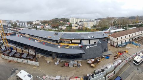 La nueva y la vieja estaci�n de tren de Lugo