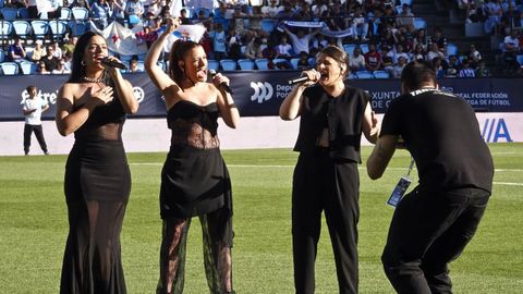 As Tanxugueiras interpretan o himno nun partido da selecci&oacute;n galega en Bala&iacute;dos, no 2024.