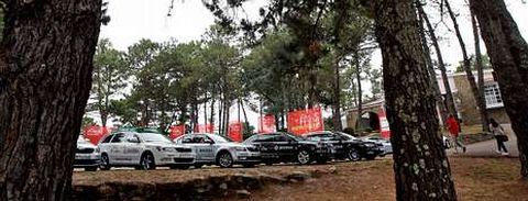 Los coches de la organizaci�n ocupan toda la explanada situada a los pies del Palacio de Congresos, donde se reparten las acreditaciones.